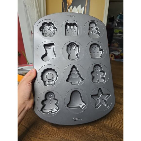 Wilton 12-CAVITY COOKIE PAN ~ 12 Different Christmas designs Dark Non-Stick tS2 - Picture 2 of 12